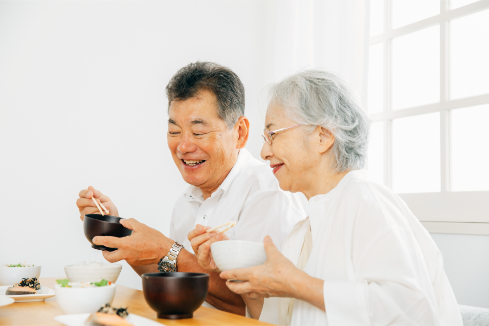 笑顔で食事する二人